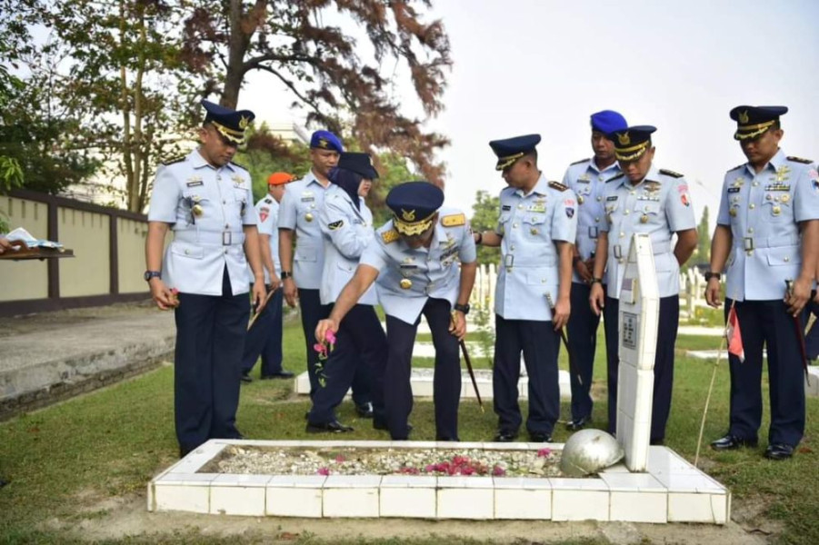 Sempena Hari Bakti ke-77 TNI AU, Danlanud Rsn Ziarah ke TMP Kusuma Dharma