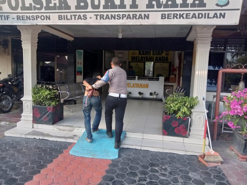 Nasib Apes Jambret Terjatuh Saat Kabur, Diamankan Personel Lalulintas