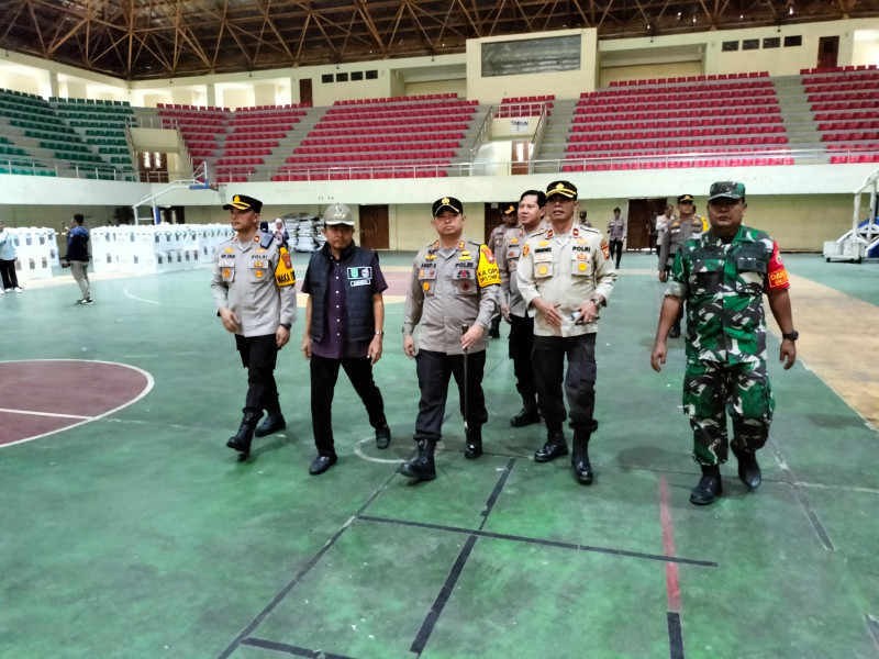 Pastikan berjalan aman, Kapolres Siak Tinjau langsung Pleno Rekapitulasi Penghitungan Suara dan Pengamanan Pilkada 2024 di PPK GOR Tualang