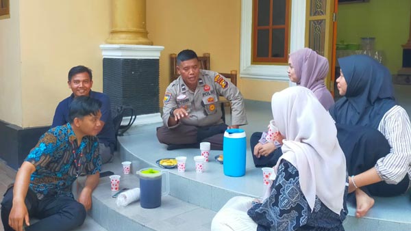 Cooling System Pilkada Damai, Bhabinkamtibmas Kampung Sawit Permai Sambangi Millenial dan Ibu-Ibu PKK
