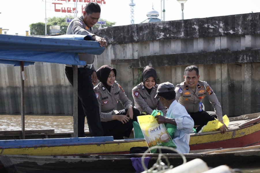 Satlantas Polresta Pekanbaru Berikan Bantuan Nelayan Sungai Siak.
