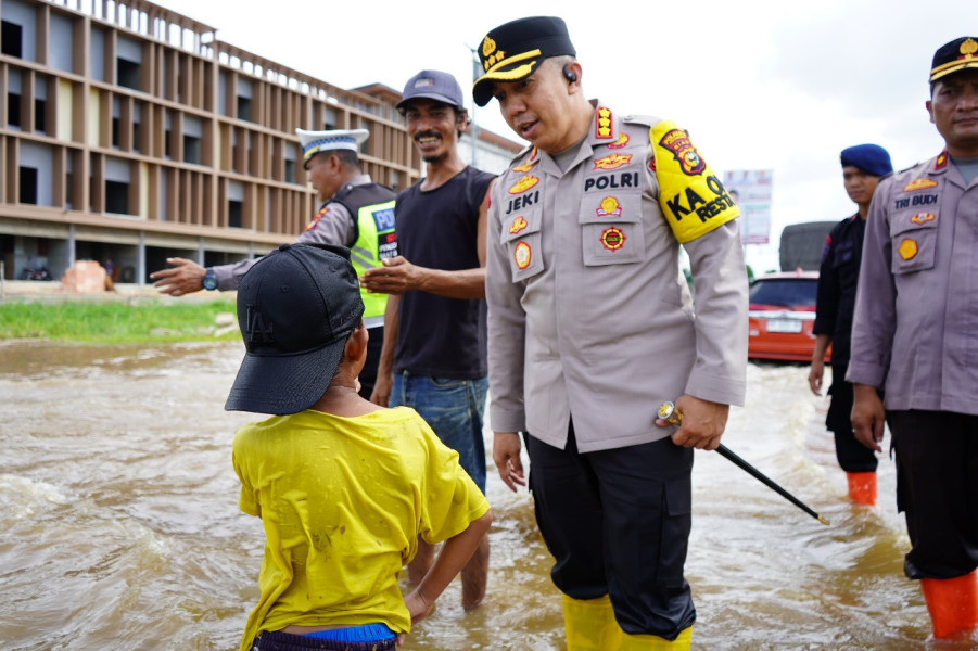 Kapolresta Pekanbaru Gercep Siagakan Personil Urai Kemacetan Akibat Banjir