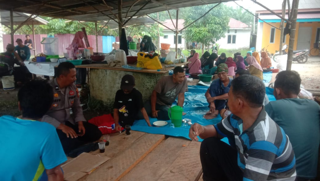 Bhabinkamtibmas Kelurahan Kampung Rempak  Hadiri Kenduri dan Sampaikan Pesan Kamtibmas Pasca Pencoblosan Pilkada Kabupaten Siak