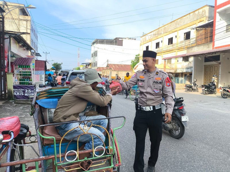 Pengaturan Lalu Lintas Ditengah Suasana Ramadan, Satlantas Polres Inhil Berbagi Takjil Gratis kepada Masyarakat