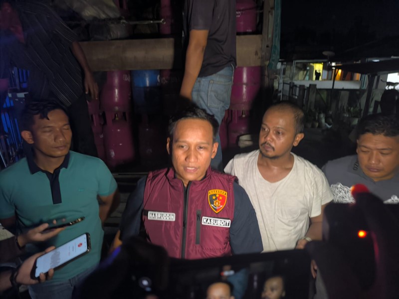 Gudang Pengoplosan Gas Elpiji Digrebek Polda Riau Berikut Tiga Orang Tersangka.