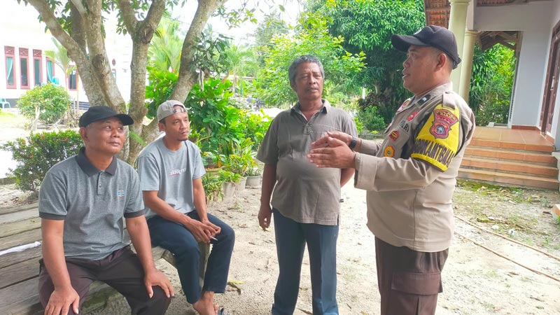 Bhabinkamtibmas Polsek Siak Sampaikam Himbauan Kamtibmas Dalam Giat Cooling System Pilkada Serentak Tahun 2024