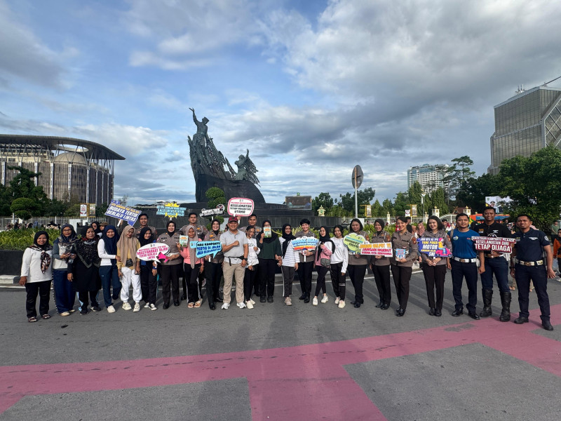 Sasar Pengunjung Car Free Day  Dirlantas Polda Riau Sampaikan Pesan Kamtibmas Dan Kamseltibcarlantas