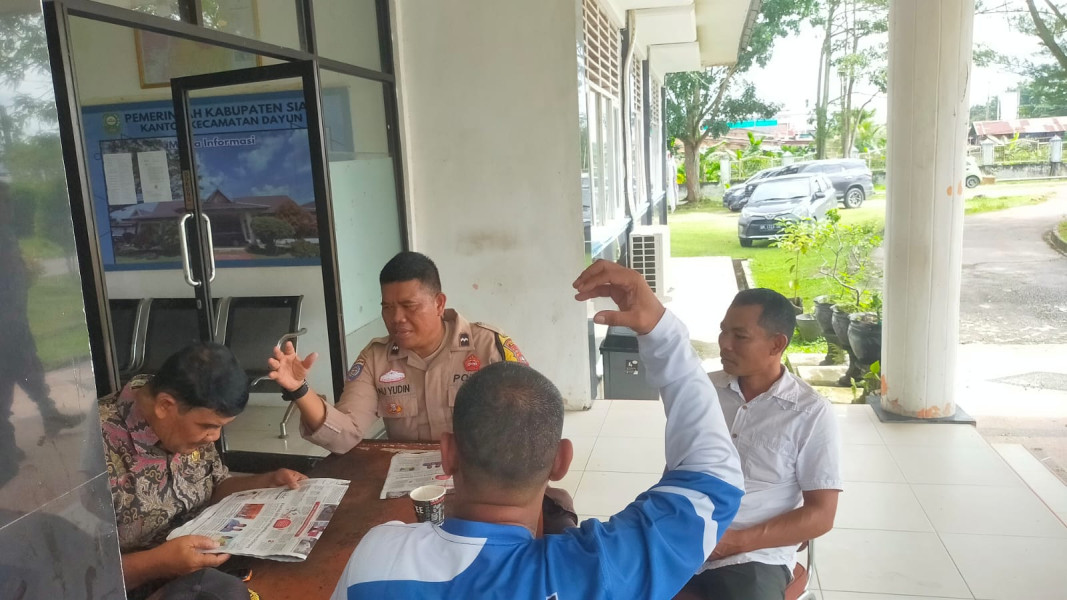 Bhabinkamtibmas Kampung Buana Makmur Berikan Pesan Kamtibmas di Masa Penghitungan Suara Pilkada Serentak