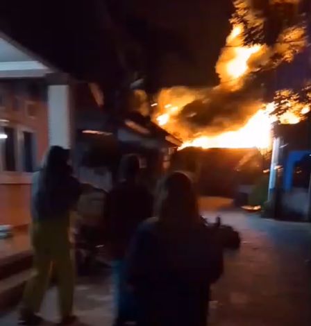 Kebakaran Besar Terjadi di Jalan Gunung Raya Pekanbaru, Api Diduga Berasal dari Gudang Kayu