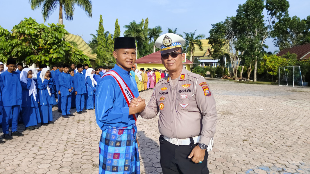 Satlantas Polres Siak Laksanakan Kegiatan Police Goes To School di SMA Negeri 1 Dayun