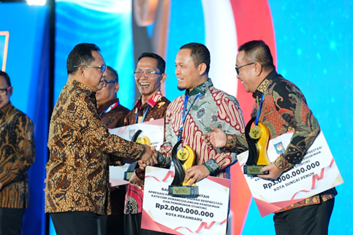 Pemko Pekanbaru Raih Penghargaan Nasional atas Kinerja Penurunan Kemiskinan dan Stunting