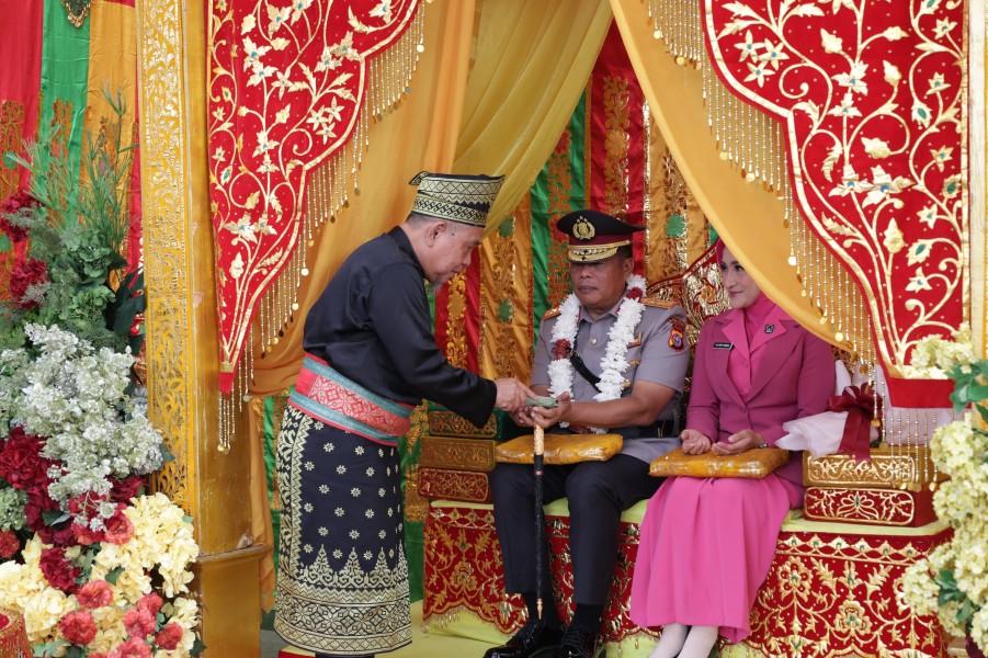 Disambut Tepuk Tepung Tawar, Kapolda Riau Arman Achdiat Jalani Tradisi Adat Melayu