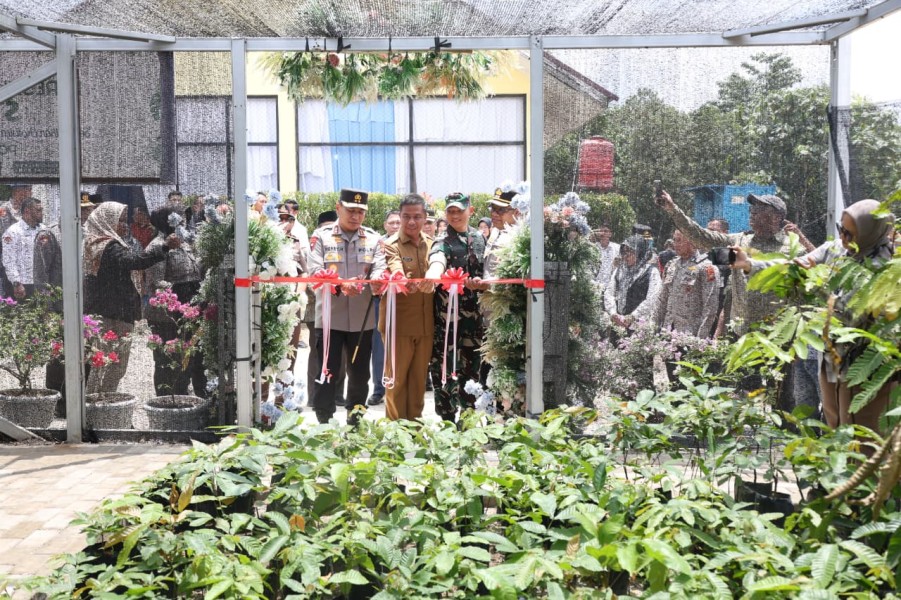 Jenderal Bintang Dua ini Resmikan Bank Pohon Green Policing di Kampar