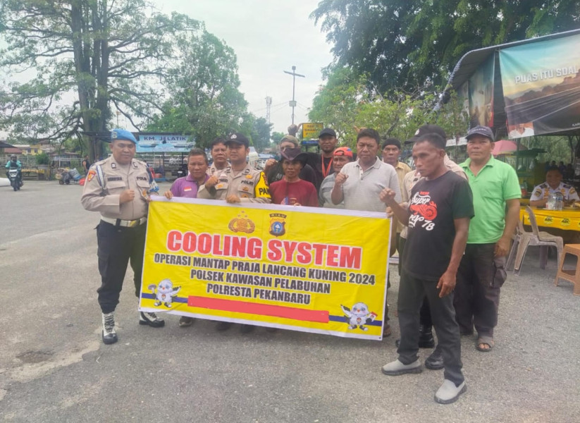Polsek Kawasan Pelabuhan Sampaikan Pesan Pemilu Damai kepada Penumpang Kapal dan Pedagang Pelabuhan