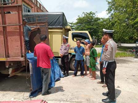 Sambangi Para Sopir Angkutan Barang, Polantas Polsek Siak Sampaikan Pesan Tertib Berlalu lintas dan Ajak Sukseskan Pilkada Serentak