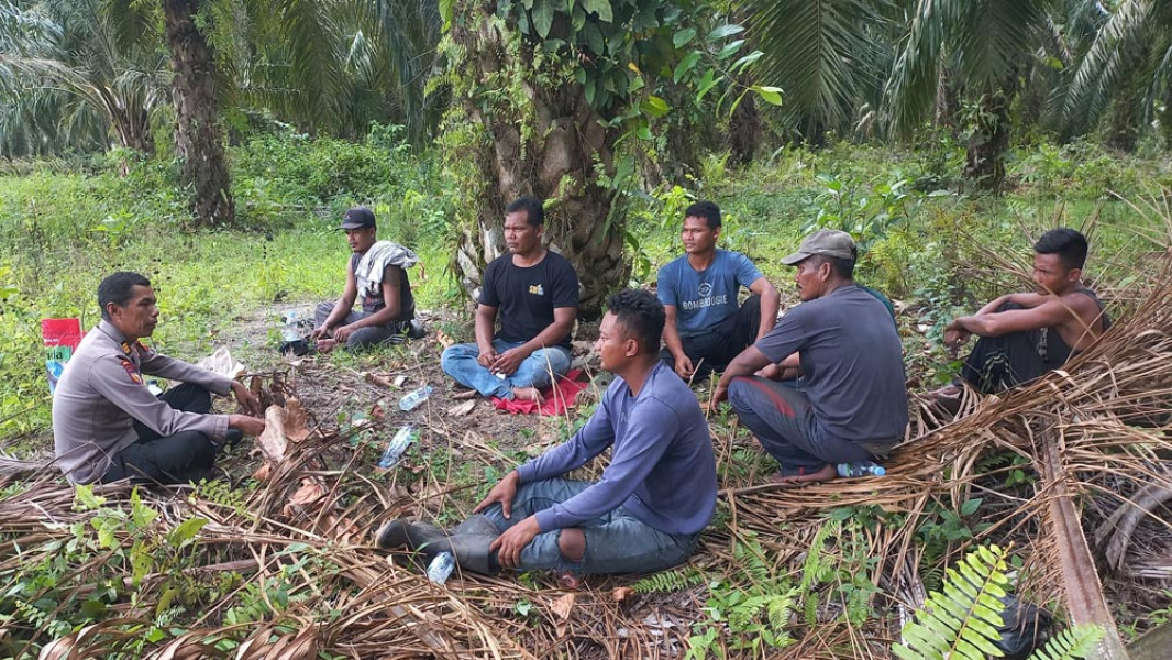 Sambangi Warga Di Kebun, Polsek Siak laksanakan Cooling System Sampaikan Pesan Kamtibmas Selama Pilkada Serta Tidak Membakar Lahan