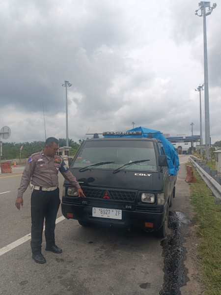 Gerak Cepat Personel Sat PJR di Tol Permai Amankan Pengendara Lawan Arus di Tol Permai