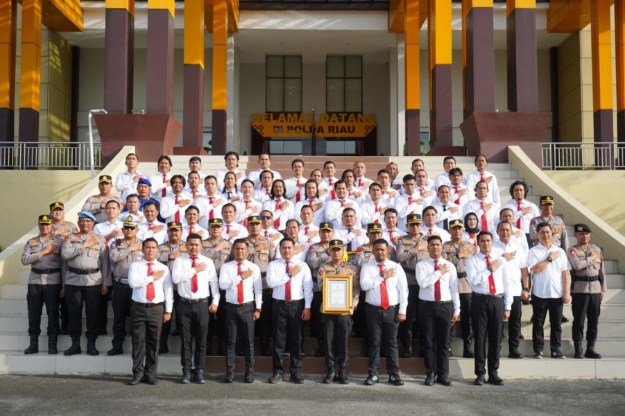 Kapolda Riau Beri Penghargaan 96 Anggota Dit Narkoba Polda Riau Bukti Komitmen Berantas Narkoba.