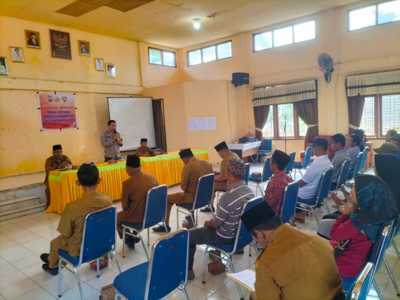 Hadiri Musyawarah Kampung,  Cooling System Bhabinkamtibmas Sampaikan Pesan Pilkada Damai