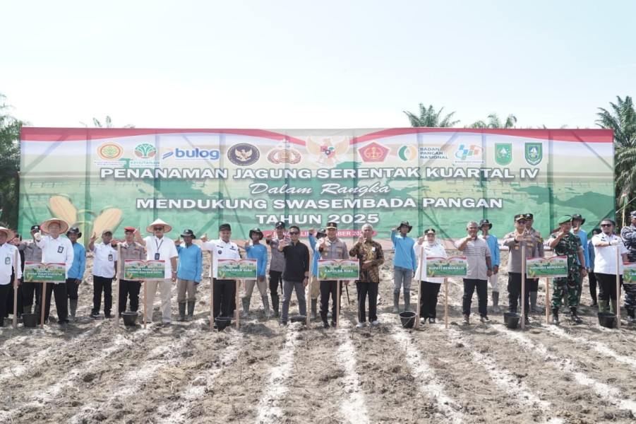 Dukung Asta Cita Presiden Prabowo, Kapolda Riau Tanam Jagung di Lahan Seluas 346 Hektare