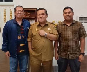 Pj Gubri Terima Penghargaan Pin Emas dari Ketua PWI Provinsi Riau Raja Isyam Azwar