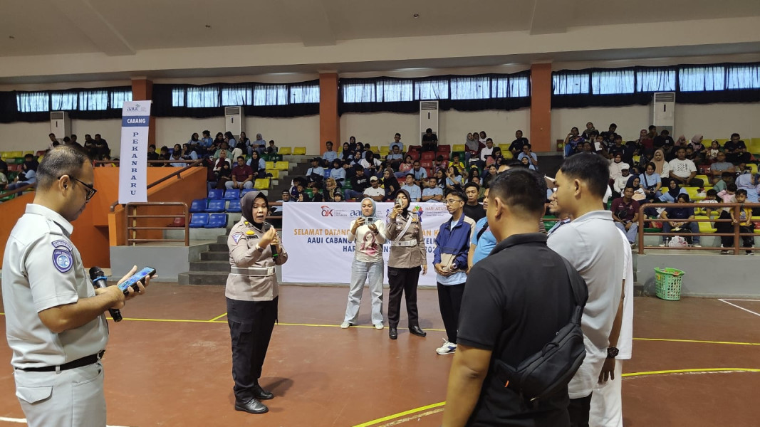 Tim Cooling System Ditlantas Polda Riau Edukasi Masyarakat Tertib Lalu Lintas Dalam Sempena Giat Hari Asuransi 2024