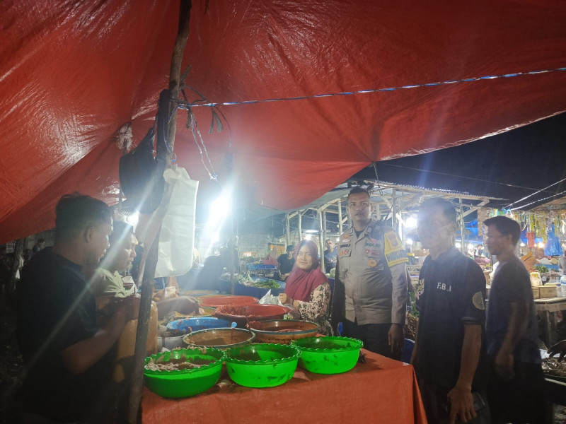 Bhabinkamtibmas Polsek Bukit Raya Intensifkan Patroli Cooling System di Pasar Kaget Jelang Pilkada Serentak 2024