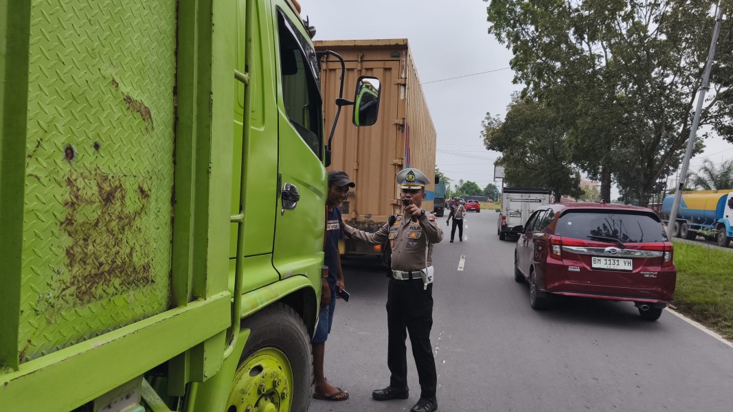 Dukung Program Zero ODOL dan Zero Accident, Ditlantas Polda Riau Tindak 76 Kendaraan dalam Razia Gabungan di Jalan SM Amin