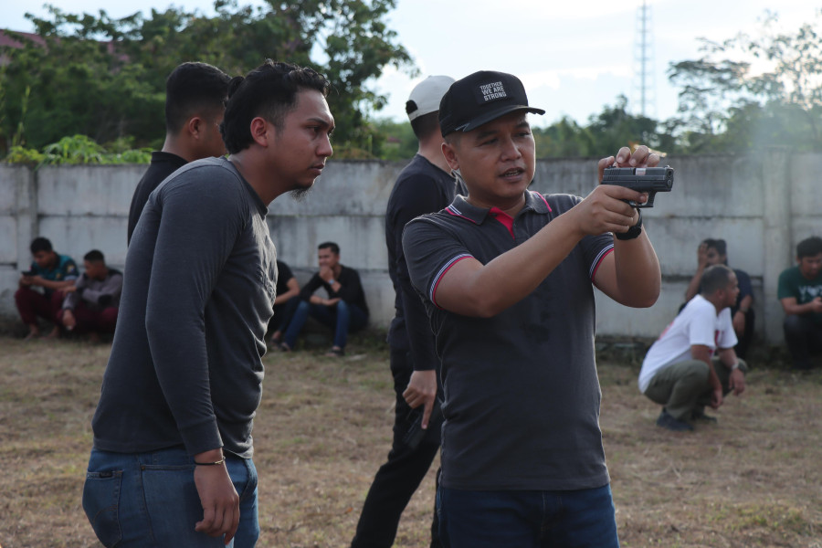 Personel Polres Kampar Asah Kemampuan Menembak