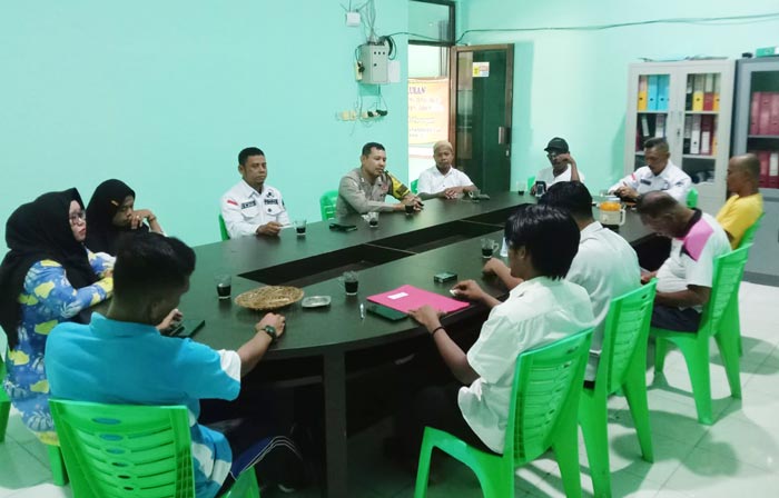 Hadiri Rapat di kantor Desa, Giat cooling system Menjadi Prioritas Utama Bhabinkamtibmas Teluk Merempan Untuk di Sampaikan