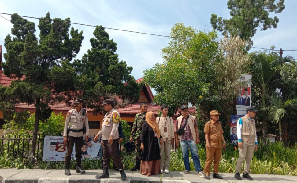 Polsek lima Puluh Monitoring Pemasangan Baliho Pilkada 2024 dan Sosialisasi Kamtibmas di Kecamatan Sail