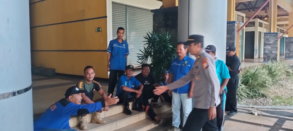 Berikan Pesan Kamtibmas Pasca Pilkada, Kanit Binmas Polsek Siak Sambangi Petugas Kebersihan Siak