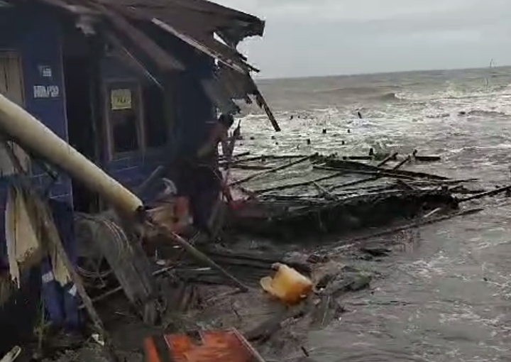 Gelombang Pasang Sapu Permukiman Warga Kuala Selat Inhil, 2500 Hektar Kebun Terancam Abrasi