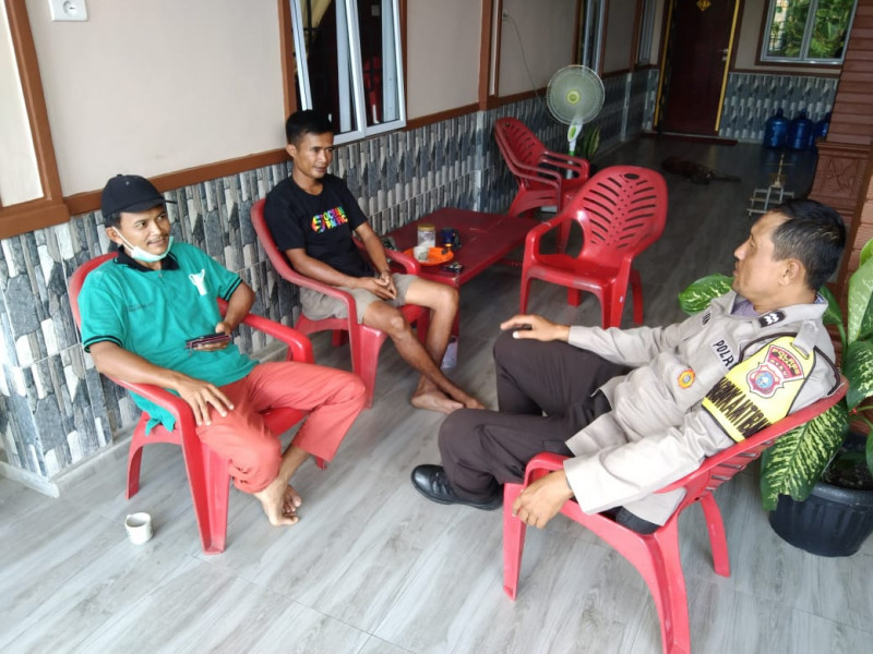 Bhabinkamtibmas Desa Rawang Airputih Silaturahmi ke Rumah Warga, Sampaikan Pesan Persatuan Pasca Pilkada Siak