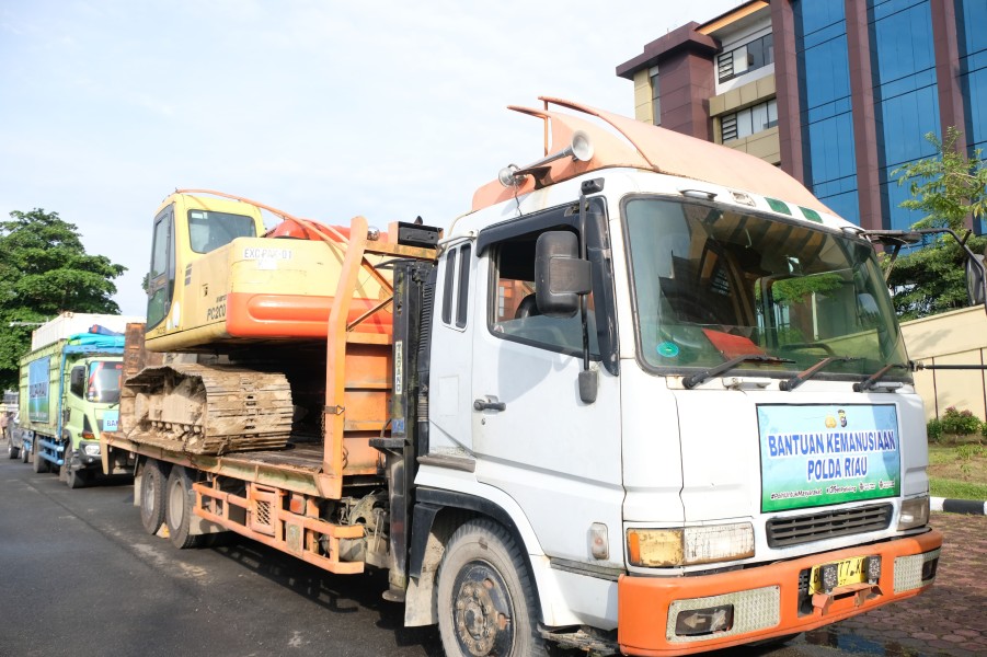 Polda Riau Kembali Kirim Dua Unit Alat Berat dan Satu Unit Container Ice Box.
