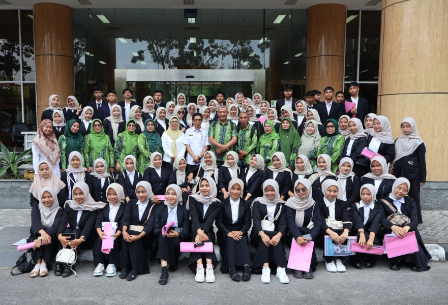 SMKN 1 Padang Panjang Kunjungi Perpustakaan Soeman Hs