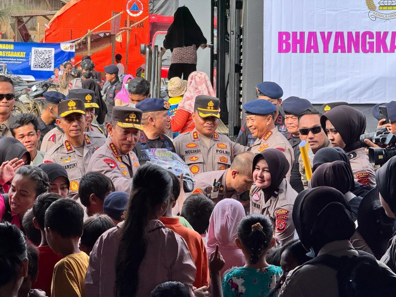 Kapolri Salurkan Bantuan Sembako, Air Bersih Serta Kebutuhan Lain Korban Bencana.