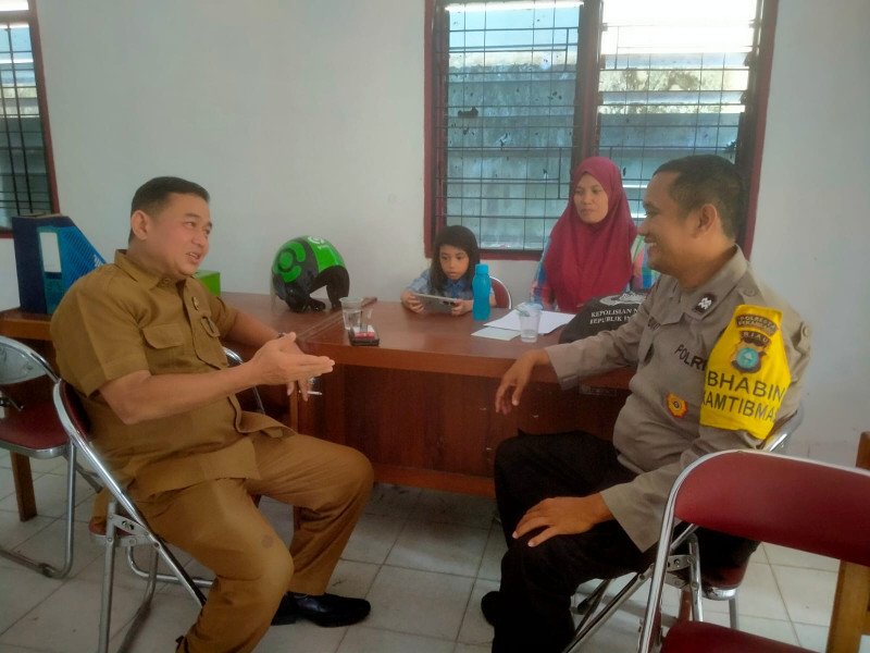 Bhabinkamtibmas Polsek Bukit Raya Kunjungi Kantor Lurah Tangkerang Utara Dalam Rangka Cooling System Pilkada 2024