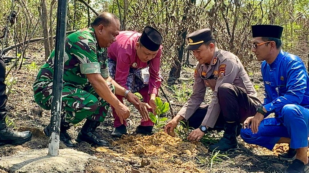 Bersama Menjaga Alam, Polresta Pekanbaru dan Forkopimda Pasang Plang Peringatan dan Tanam Pohon