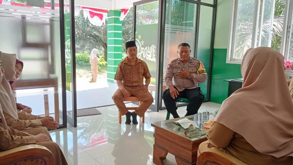 Giat Cooling Sistem, Bhabinkamtibmas Teluk Merbau Ajak Tenaga Pendidik Kolaborasi Sampaikan Pesan Pilkada Damai