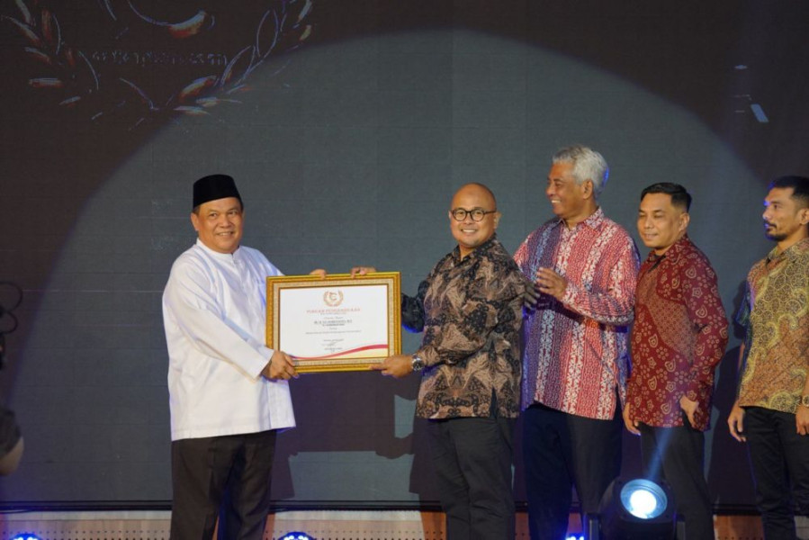 Peduli Pembangunan Infrastruktur, Pj Gubri SF Hariyanto Terima Penghargaan Cakaplah Award