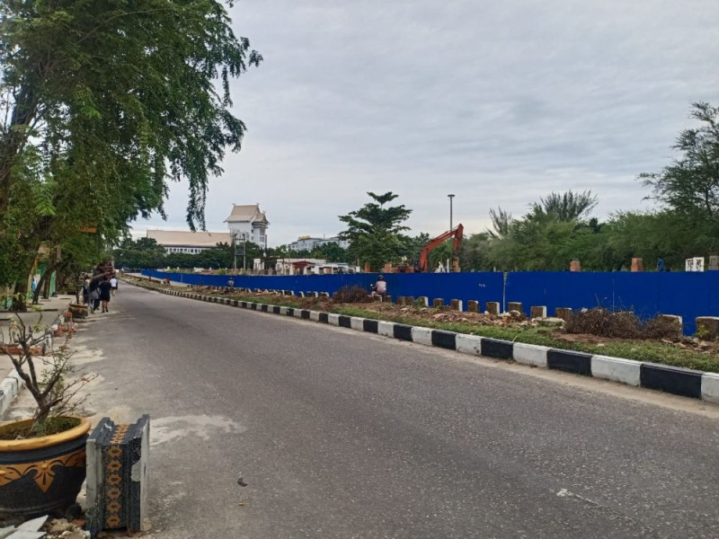 Pelebaran Jalan SSK, Pagar Mesjid Annur dan Tiang Listrik di Median Sudah Dibongkar