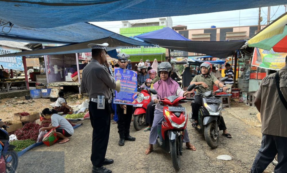 Aksi Polisi Datangi Pasar Ajak Warga Pelalawan Jangan Terhasut Info Hoaks Pilkada