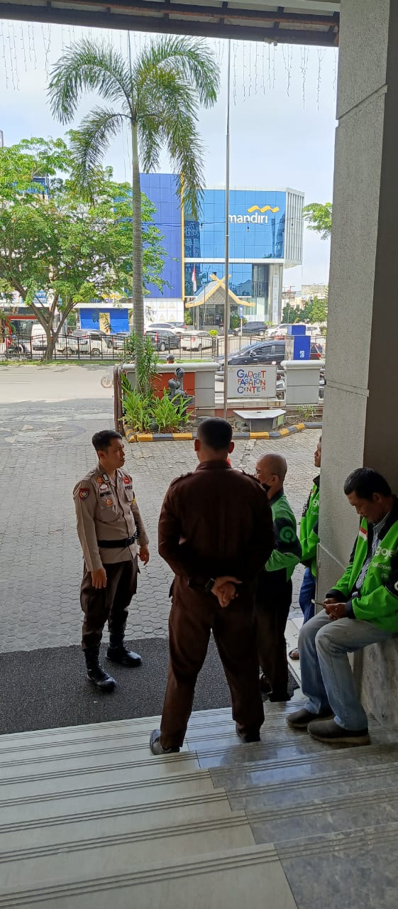 Bhabinkamtibmas Polsek Pekanbaru Kota Jaga Keamanan Kota Menjelang Pemungutan Suara