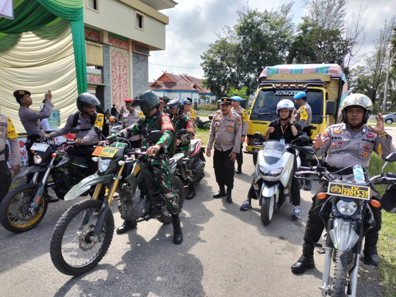 Pastikan Aman, Personil Gabungan Polsek Tualang dan BKO Polda Riau Kawal Ketat Pergeseran Surat Suara