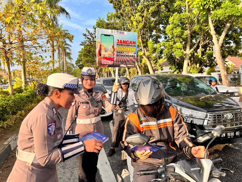 Komitmen Gencarkan Kampanye Keselamatan, Ditlantas Polda Riau Tingkatkan Kesadaran Masyarakat di Kawasan Tugu Perjuangan Pekanbaru.