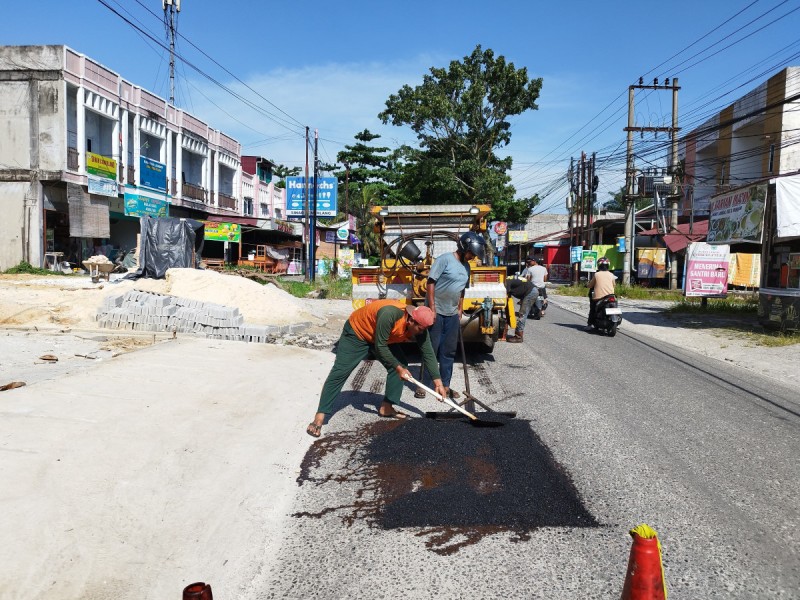 Respon Cepat Aduan Warga, Pemko Pekanbaru Perbaiki Jalan Sepakat Tenayan Raya