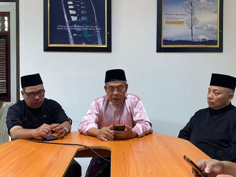 Milad ke-54, LAMR Riau Laksanakan Tegak Payung Panji Adat dan Potong Kerbau