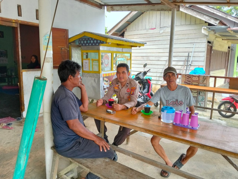 Bhabinkamtibmas Desa Pangkalan Makmur Edukasi Warga tentang Pentingnya Menerima Hasil Pilkada dengan Bijak