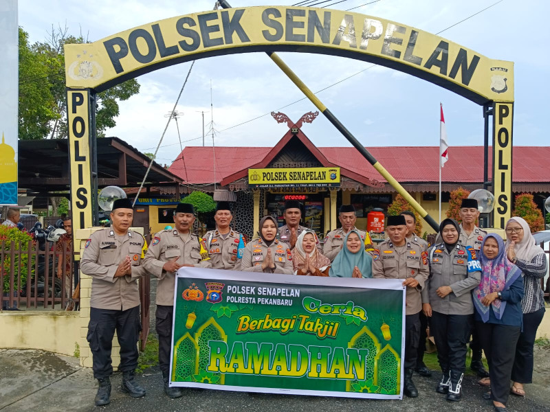 Polsek Senapelan Berbagi Takjil untuk Masyarakat dalam Rangka Ops Tertib Ramadhan Lancang Kuning 2025